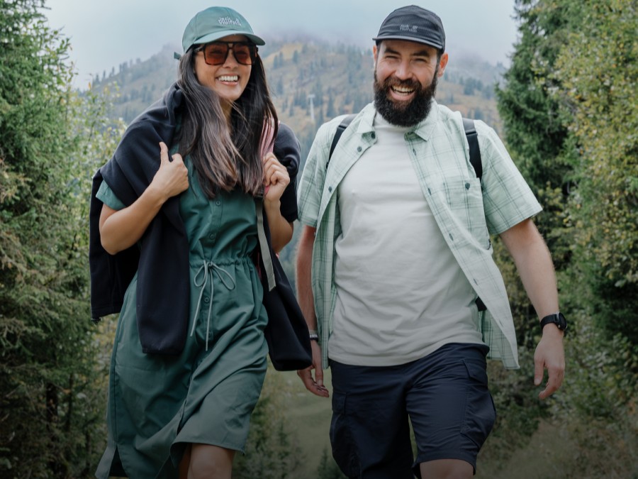 Tre giovani adulti in abbigliamento outdoor sportivo in un&nbsp;paesaggio&nbsp;montano