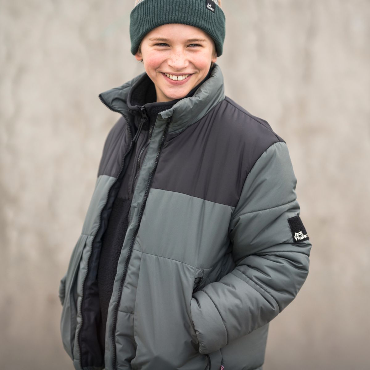 Ragazzo con giacca invernale che ride