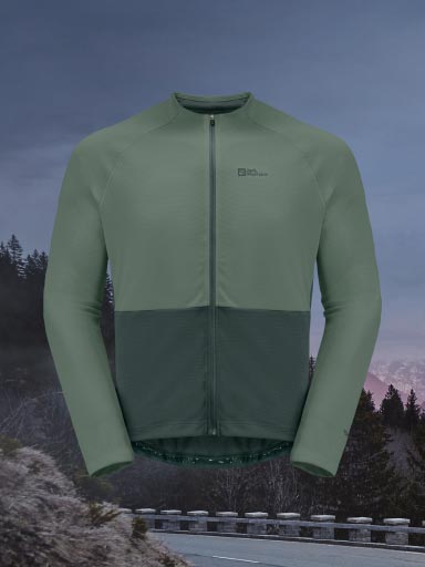 Una persona sistema il cellulare nei pantaloni da ciclismo