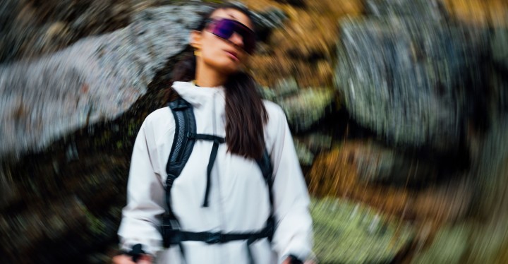 Una donna e un uomo in abbigliamento da escursionismo estivo al tramonto