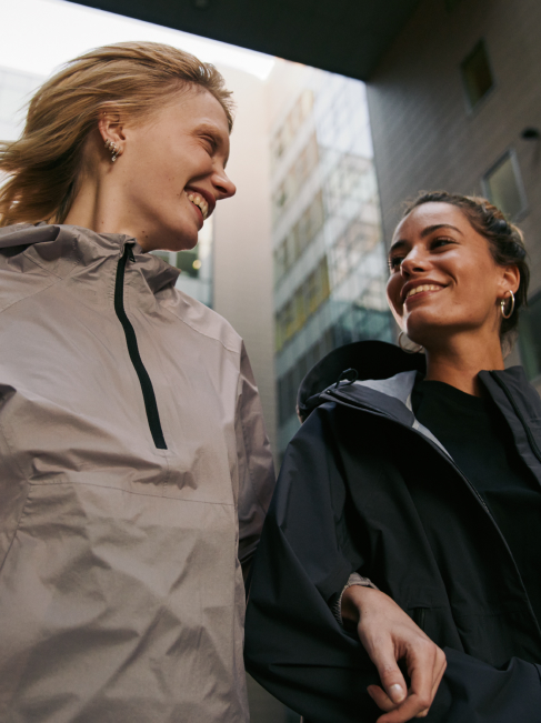 Due donne passeggiano sorridenti per la città