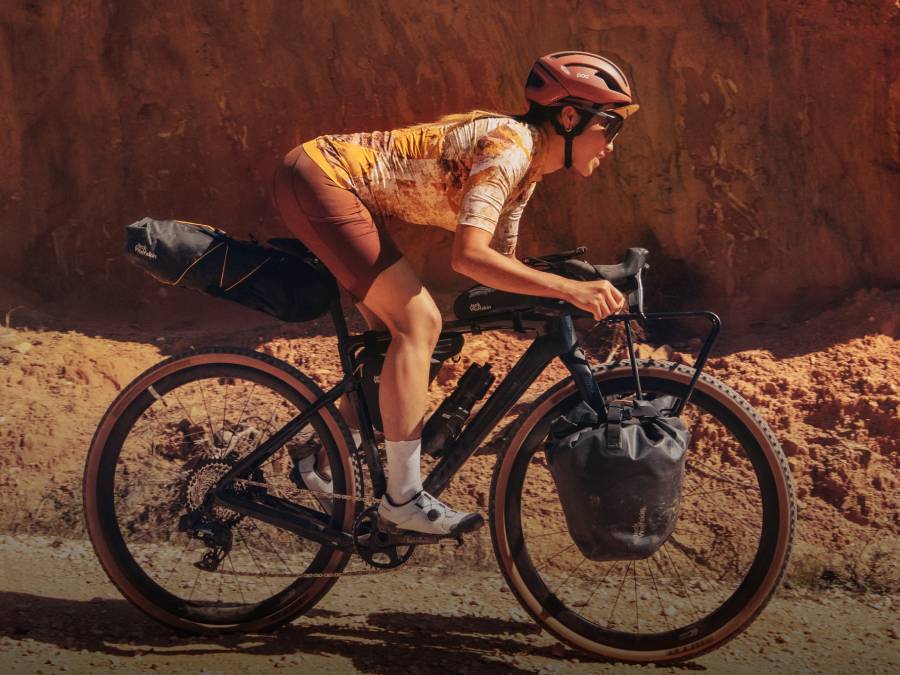 Ciclista con scenario montano del Portogallo sullo sfondo