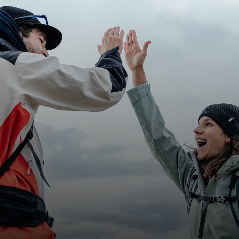 Due persone si danno il&nbsp;cinque