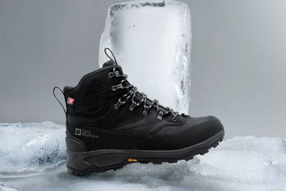 Barca invernale nera su&nbsp;terreno ghiacciato