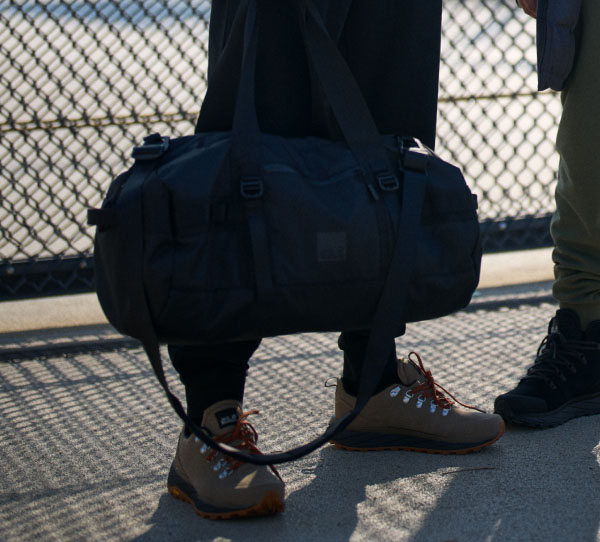 Zwei Männer mit einer Duffle Bag
