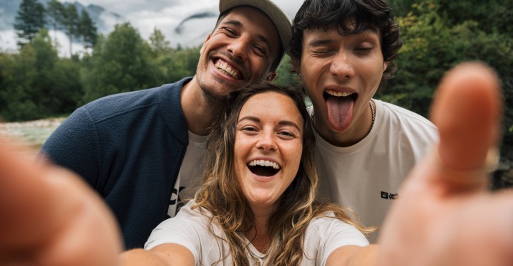 Selfie di tre persone che sorridono