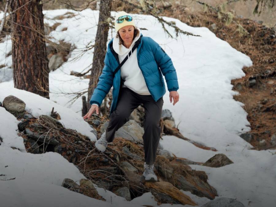 Due slitte con due persone ciascuna scendono una pista innevata. Le persone ridono e indossano abbigliamento invernale, berretti e occhiali da sole; sullo sfondo si vedono montagne innevate.