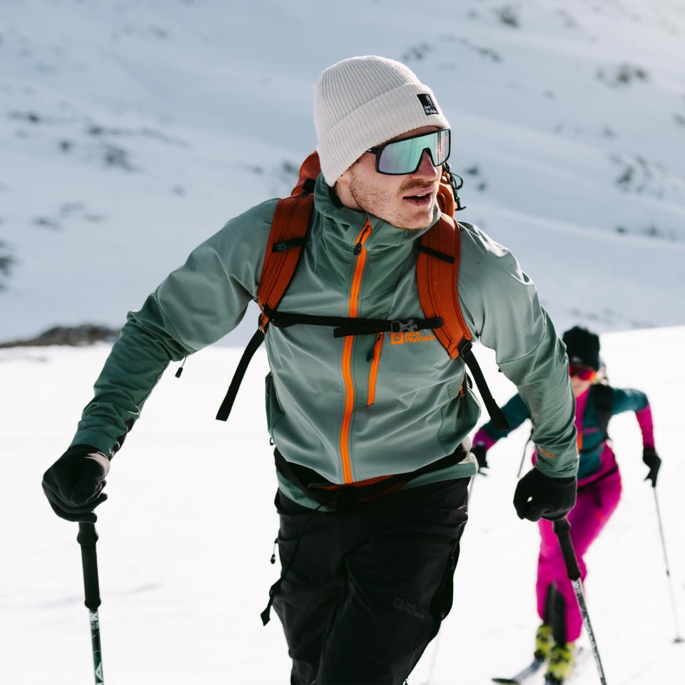 Primo piano di una donna mentre fa scialpinismo