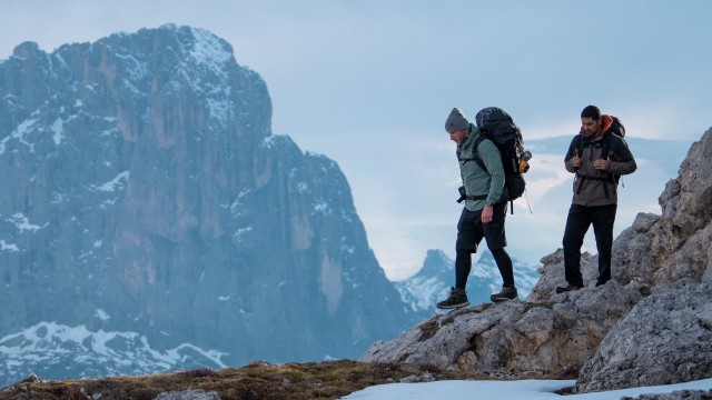 Un escursionista si riposa sulla cima