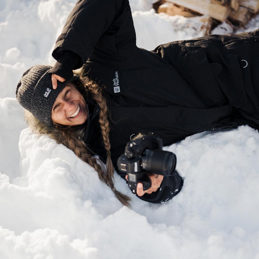 Anna mit Kamera im Schnee