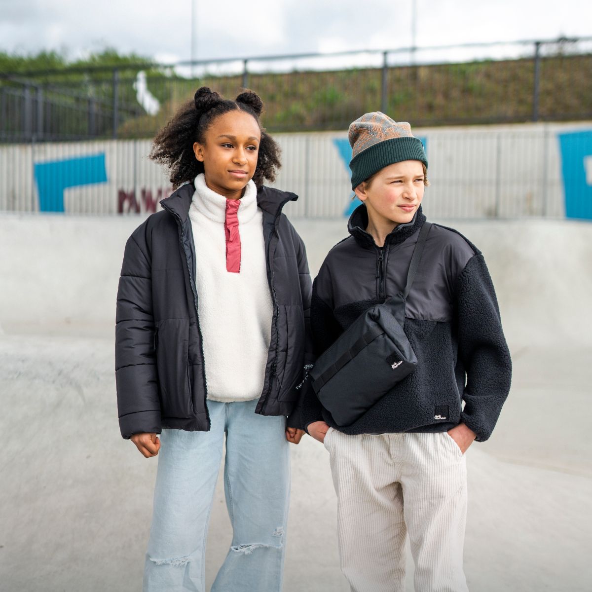Ragazza e ragazzo sullo skateboard