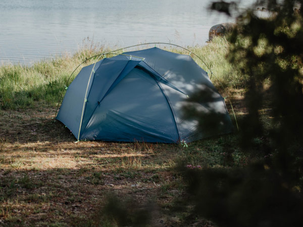 Tenda montata in mezzo alla natura