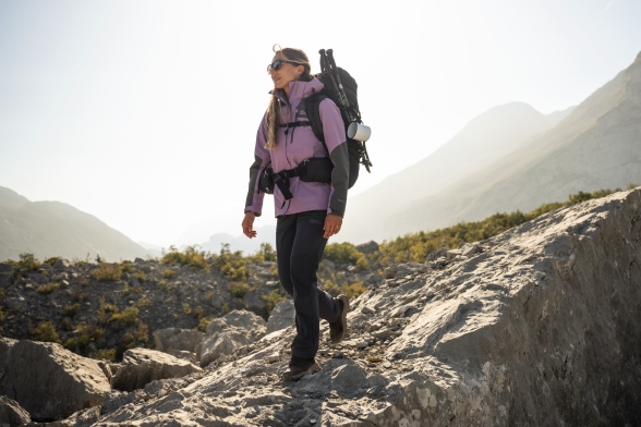 Donna in abbigliamento da trekking primaverile in montagna