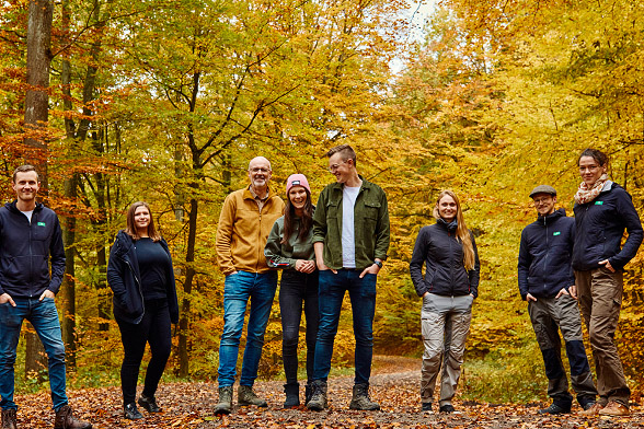 Menschen stehen auf Waldweg