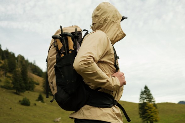 Aufnahme von drei Wanderrucksäcken auf einem Felsboden