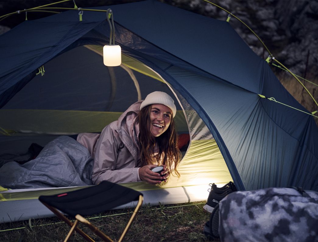 Donna in una tenda