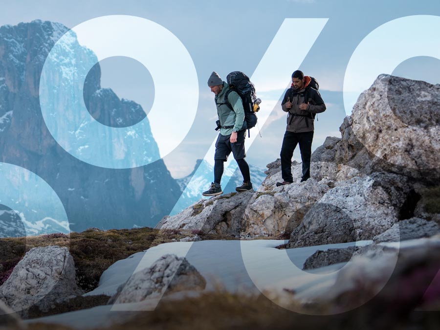 Uomo in montagna che guarda il paesaggio