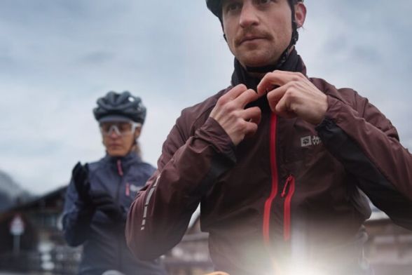 Frontale Nahaufnahme von zwei Radfahrern in nebeliger Berglandschaft