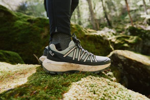 Foto di tre zaini da escursionismo su una roccia