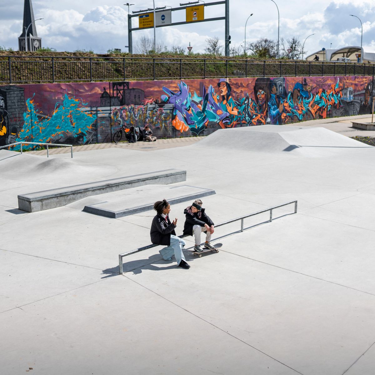 Ragazza e ragazzo sullo skateboard