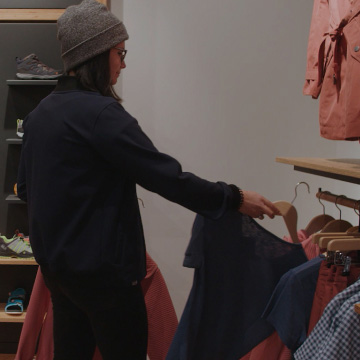 Verkäuferin im Store mit Schuhen im Hintergrund