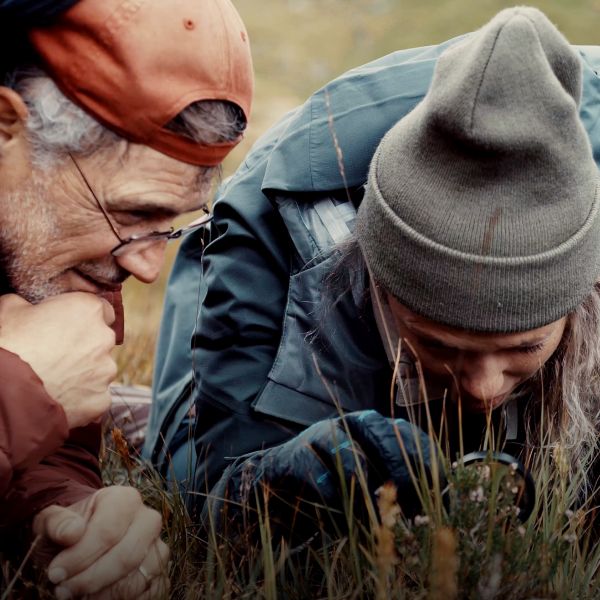 Padre e figlia con la lente d'ingrandimento