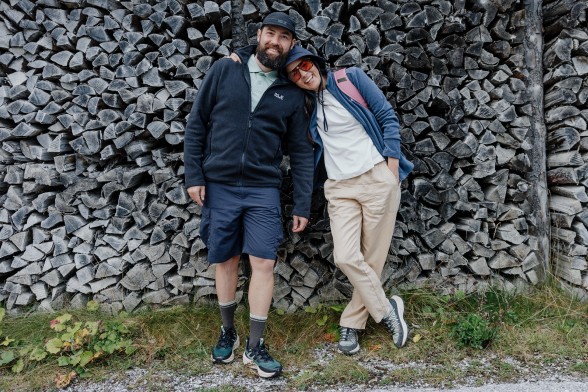 Una giovane donna in abbigliamento da escursionismo sportivo sta accovacciata su&nbsp;una&nbsp;roccia al&nbsp;buio