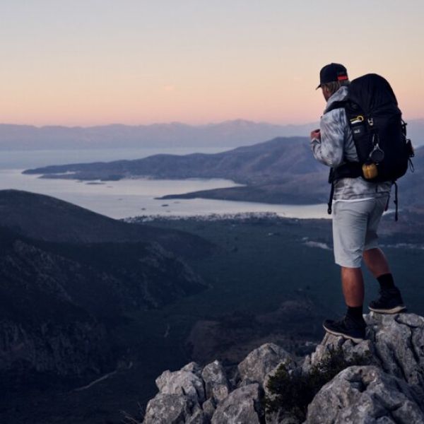 Uomo durante un’escursione al tramonto