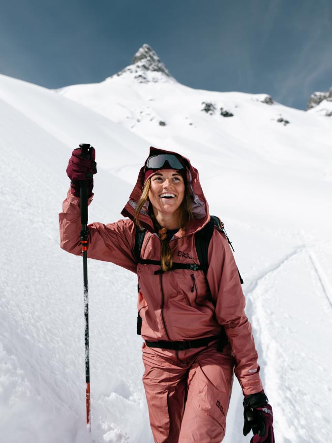 Angela mit Ski Stock
