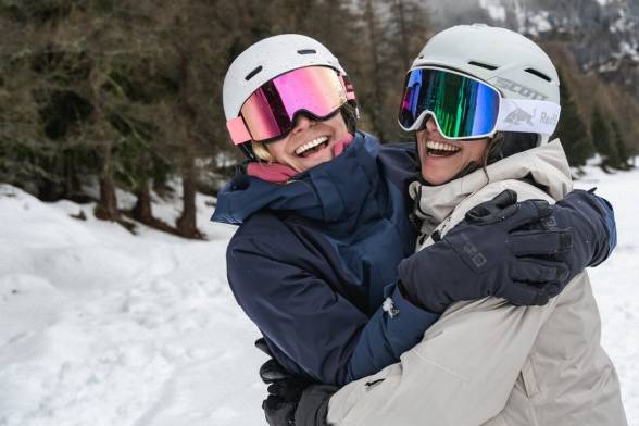 Frau in warmer Ski-Kleidung in Schneelandschaft