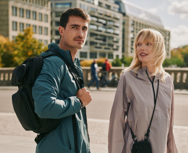 Uomo e donna disinvolti in città