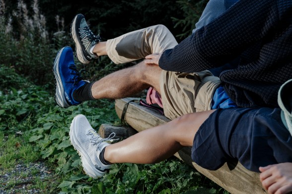 Primo piano di una&nbsp;persona con scarpe da escursionismo mentre cammina su&nbsp;una&nbsp;roccia