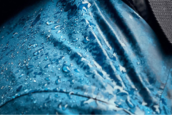 Lavare una giacca da pioggia: ecco come pulire correttamente il tuo abbigliamento impermeabile all'acqua